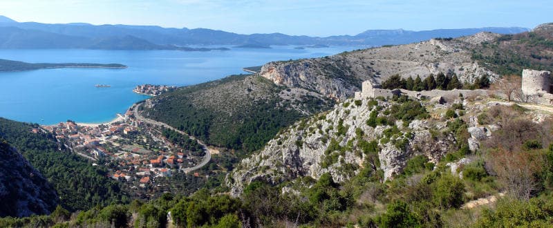 Ruševine Smrdan grada na uzvisini iznad Kleka i pogled prema moru